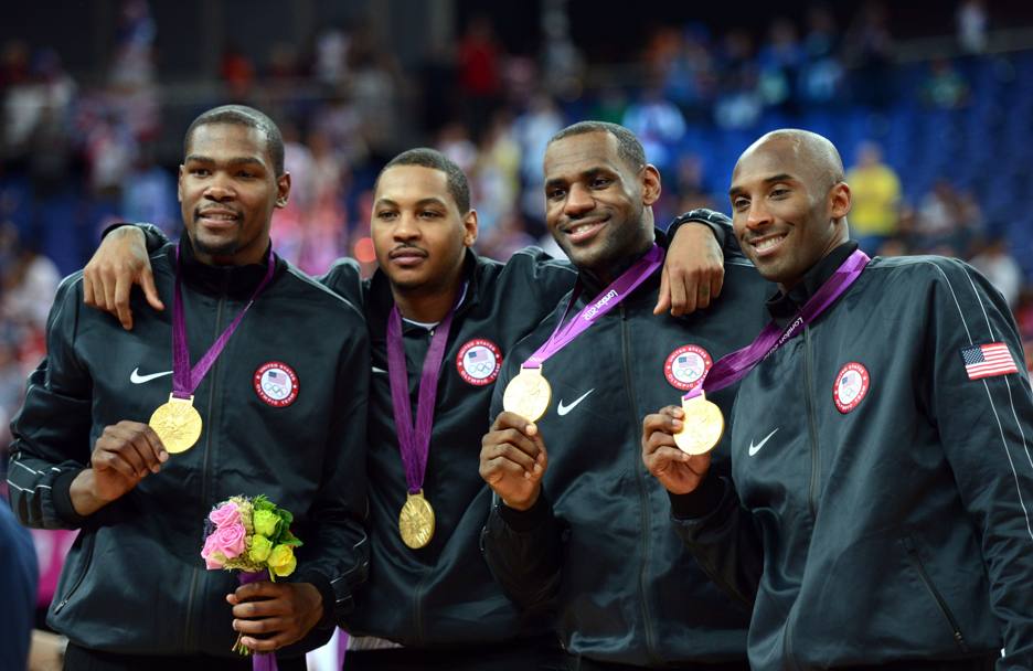 Il 2012  un anno magico per James, che si mette al collo anche il secondo oro olimpico della carriera. Sul podio di Londra fa festa con Kevin Durant, Carmelo Anthony e Kobe Bryant (Afp)
